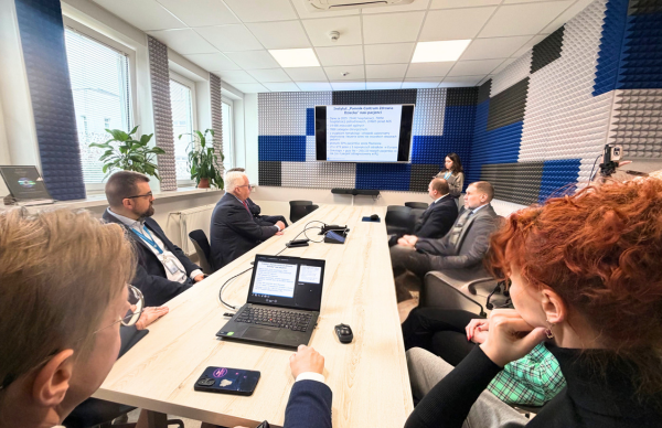 Uczestnicy spotkania zapoznają się z prezentacją obecnej sytuacji CWBK.