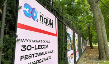 Plakat IPCZD na wystawie plenerowej 30.Festiwalu Nauki